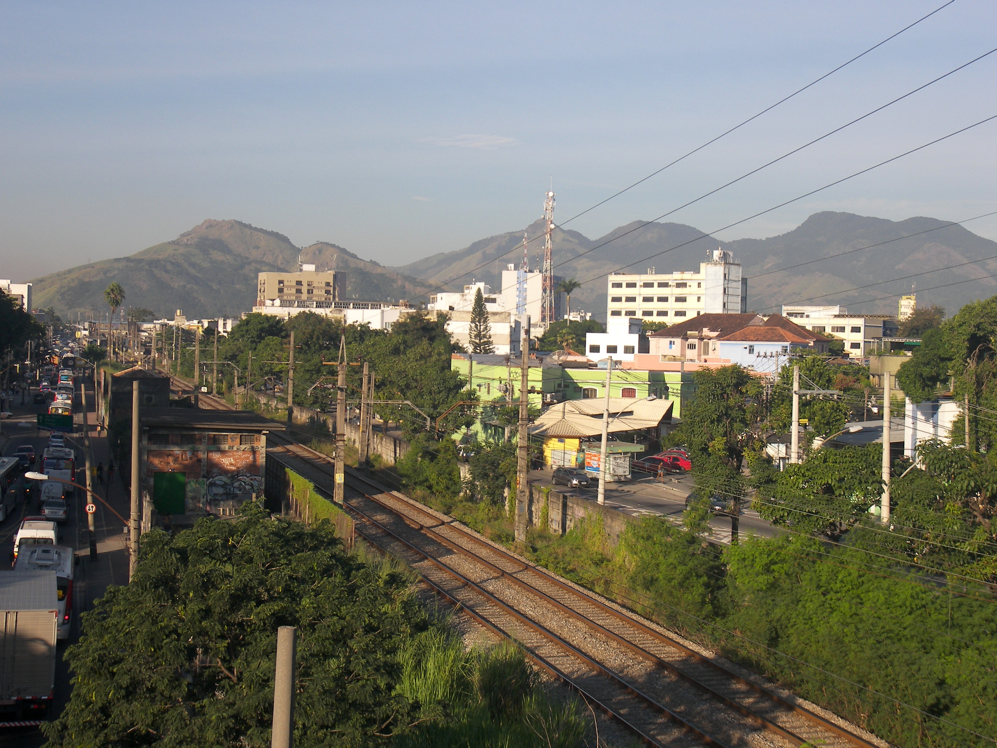 Vista do Centro de Campo Grande, no Rio de Janeiro, com os trilhos ferroviários